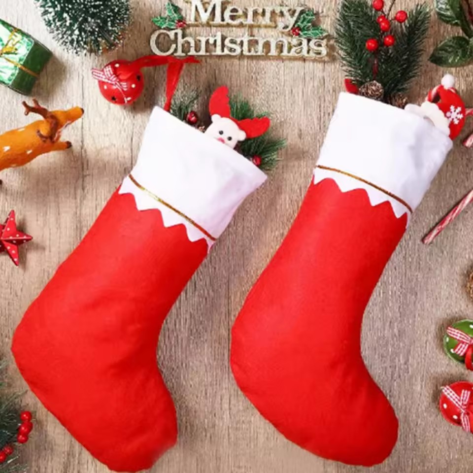 Christmas Stocking Hanging - 1/3/6 Stück Weihnachtsstrümpfe, rot-weiß umrandete Feiertagsparty-Dekoration,